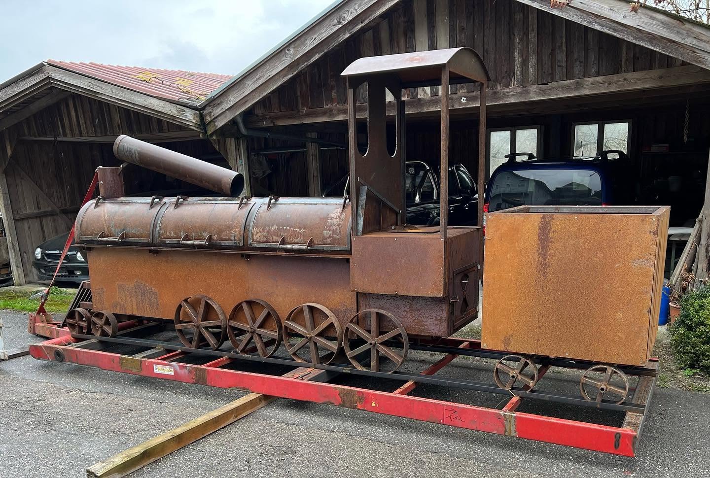 Grilllok im Aufbau, der Schornstein liegt noch auf dem Kessel
