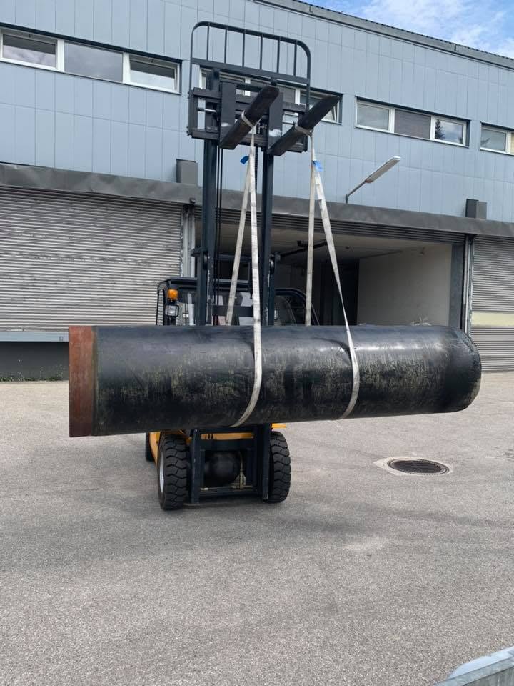 Das Wasserpipeline-Rohr wird mit dem Stapler abgeladen