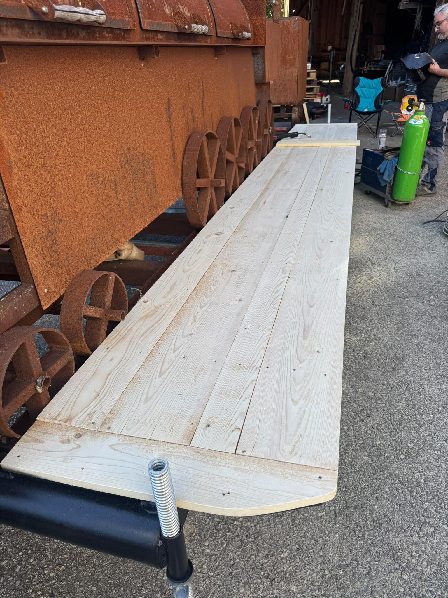 Fertig montierter Holzboden auf der seitlichen Erweiterung des Anhängers neben der Grilllok
