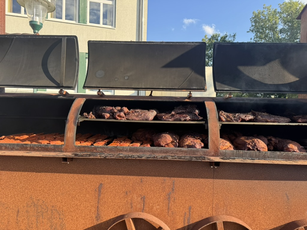 Unsere geöffnete Grilllok, gefüllt mit BBQ beim Grilleinsatz